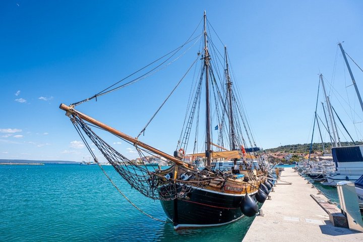 Zadar: Traditional Boat Tour with Unlimited Wine and 3 Stops