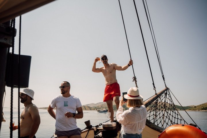 Zadar: Traditional Boat Tour with Unlimited Wine and 3 Stops