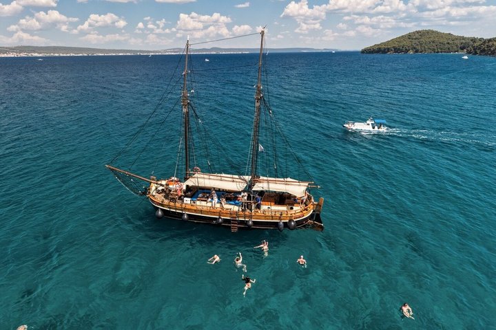 Zadar: Traditional Boat Tour with Unlimited Wine and 3 Stops