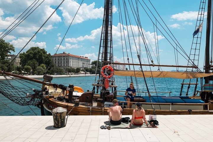 Zadar: Traditional Boat Tour with Unlimited Wine and 3 Stops