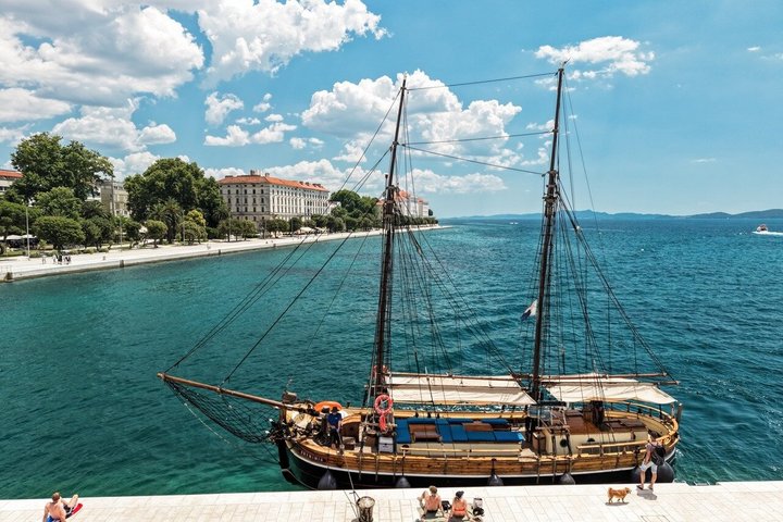 Zadar: Traditional Boat Tour with Unlimited Wine and 3 Stops