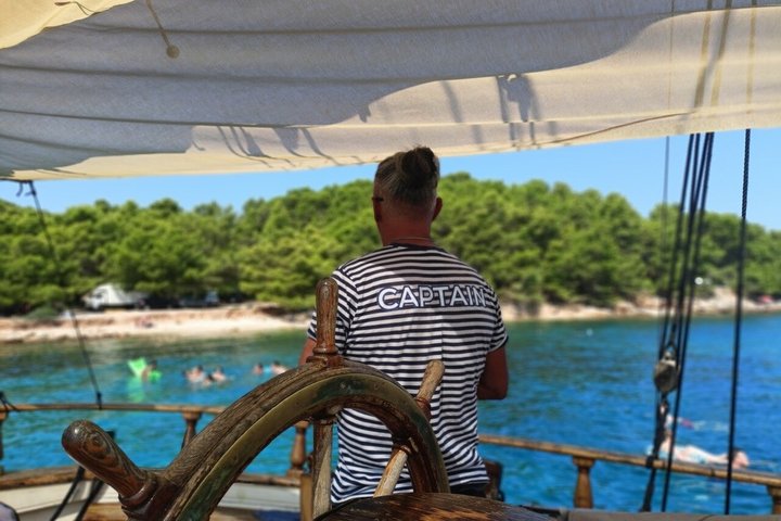Zadar: Traditional Boat Tour with Unlimited Wine and 3 Stops