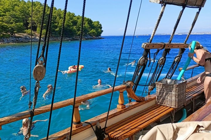 Zadar: Traditional Boat Tour with Unlimited Wine and 3 Stops