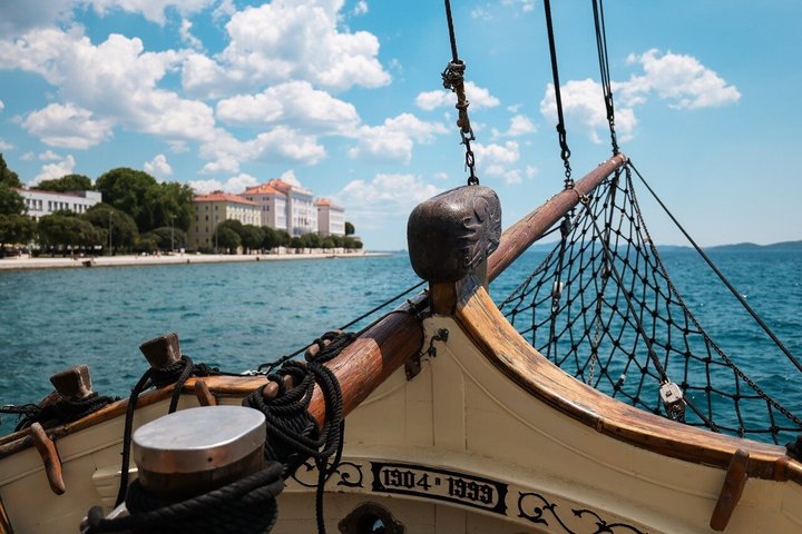 Zadar: Traditional Boat Tour with Unlimited Wine and 3 Stops