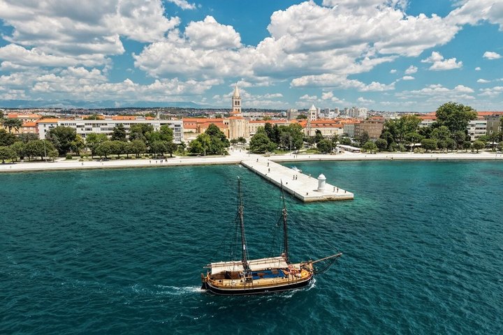 Zadar: Traditional Boat Tour with Unlimited Wine and 3 Stops