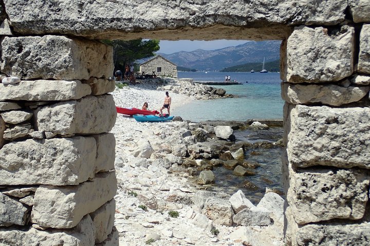 Lumbarda-Sunset Kayaking Experience with picnic: Wine and Sweets