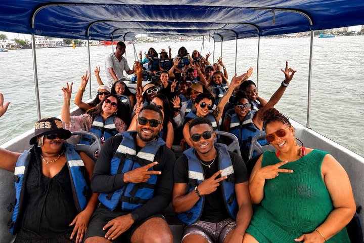 Cartagena Urban Party Boat to Cholón: 5 Stops with Lunch & Drinks