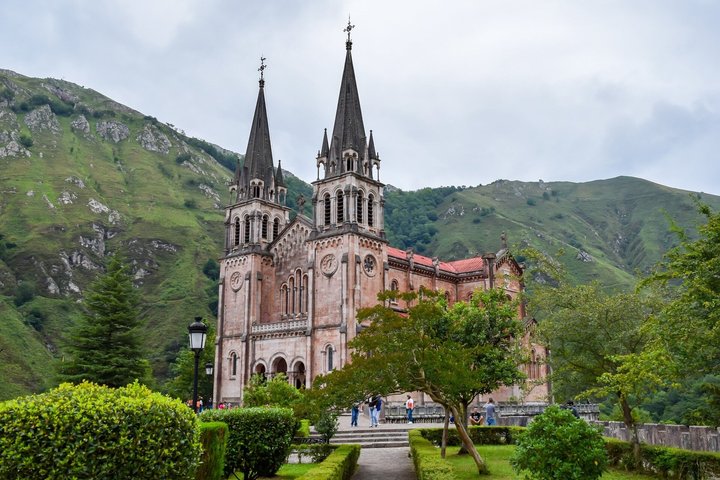 Excursion to the Lakes of Covadonga Cangas de Onís Small Group