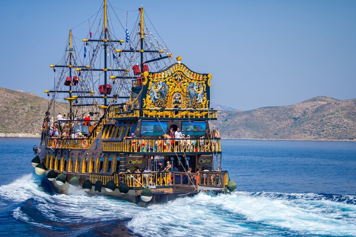 3 Island Luxury Cruise with 4 Swimming Stops with Captain Morgan