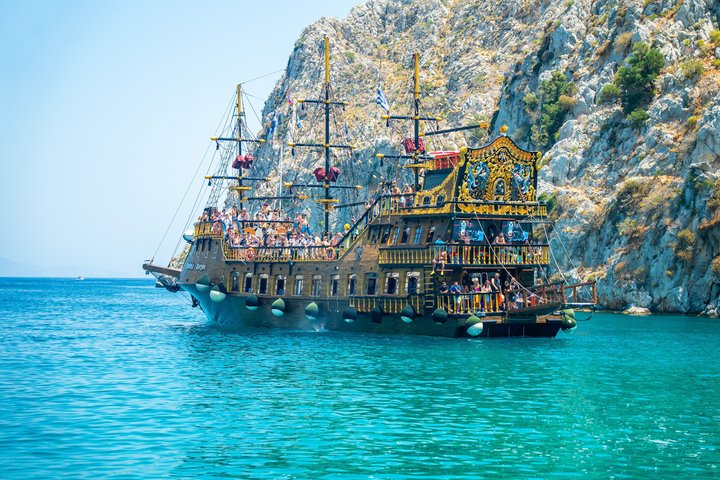 3 Island Luxury Cruise with 4 Swimming Stops with Captain Morgan