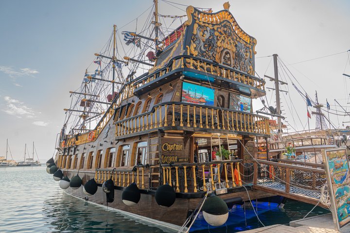 3 Island Luxury Cruise with 4 Swimming Stops with Captain Morgan