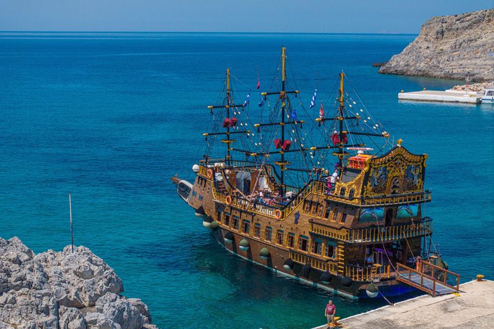 3 Island Luxury Cruise with 4 Swimming Stops with Captain Morgan