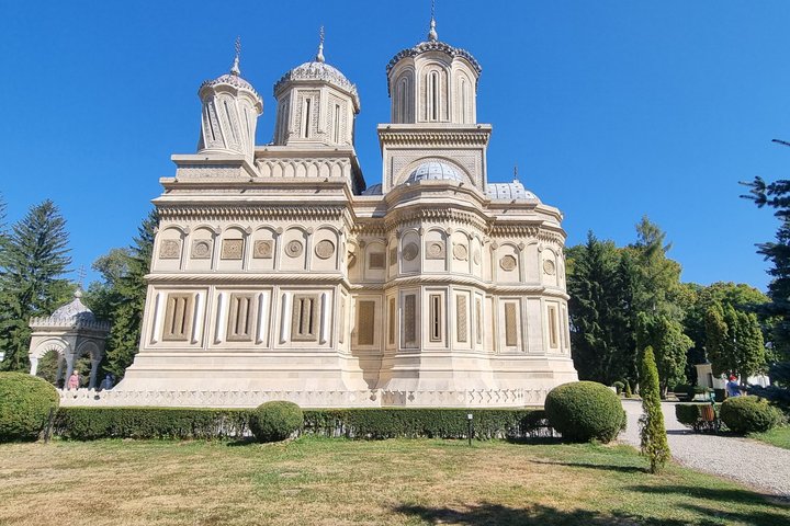 Private Day Tour from Bucharest: Dracula Fortress &Transfagarasan