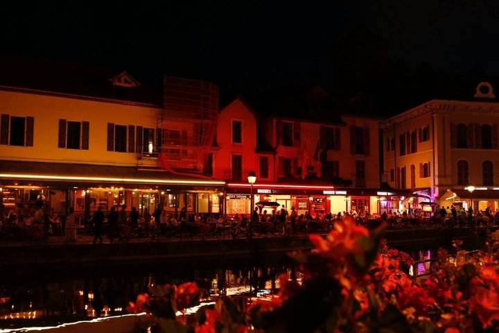 Annecy Two Hour Insider Walking Tour With Local Guide