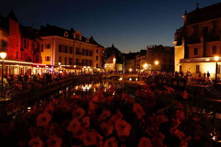 Annecy Two Hour Insider Walking Tour With Local Guide
