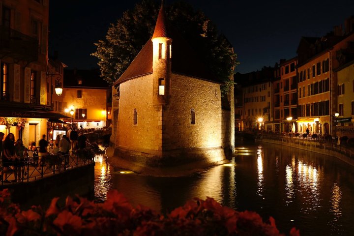 Annecy Two Hour Insider Walking Tour With Local Guide