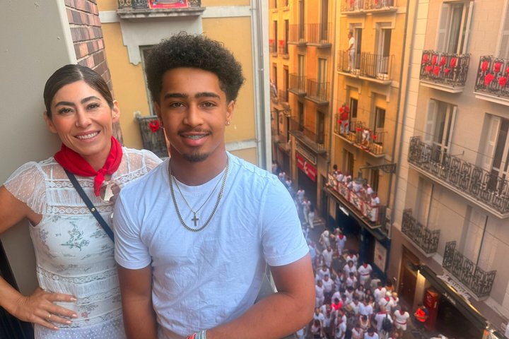 VIP San Fermin : Balcony in Estafeta, Churros y Gigantes
