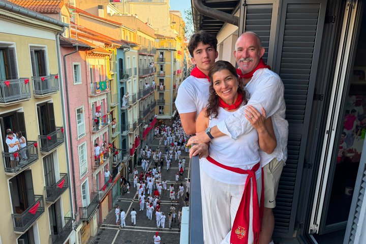 VIP San Fermin : Balcony in Estafeta, Churros y Gigantes
