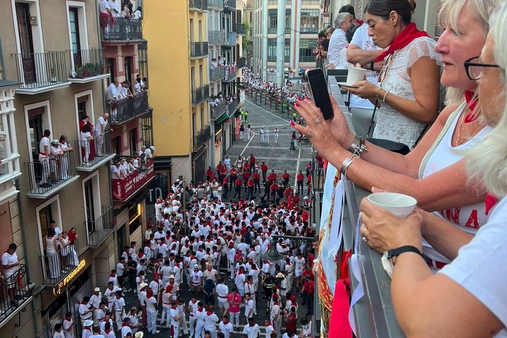 VIP San Fermin : Balcony in Estafeta, Churros y Gigantes