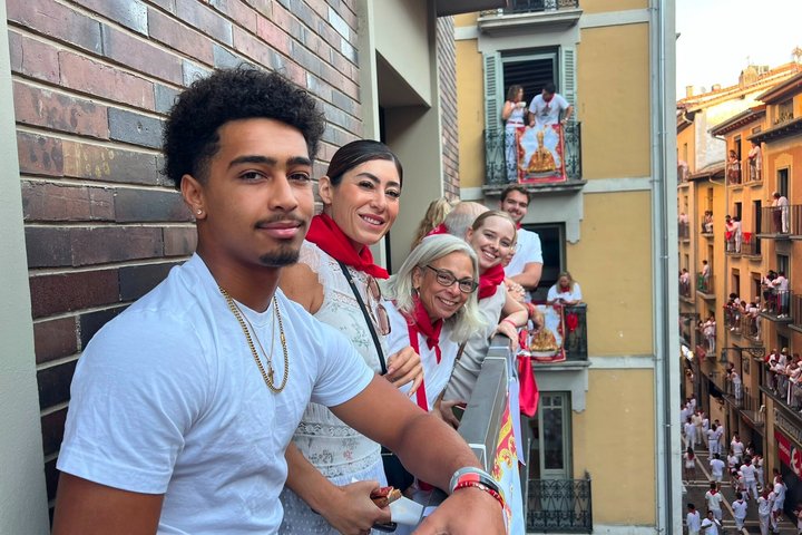 VIP San Fermin : Balcony in Estafeta, Churros y Gigantes