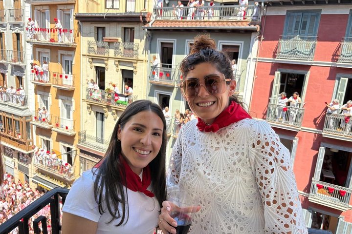 VIP San Fermin : Balcony in Estafeta, Churros y Gigantes