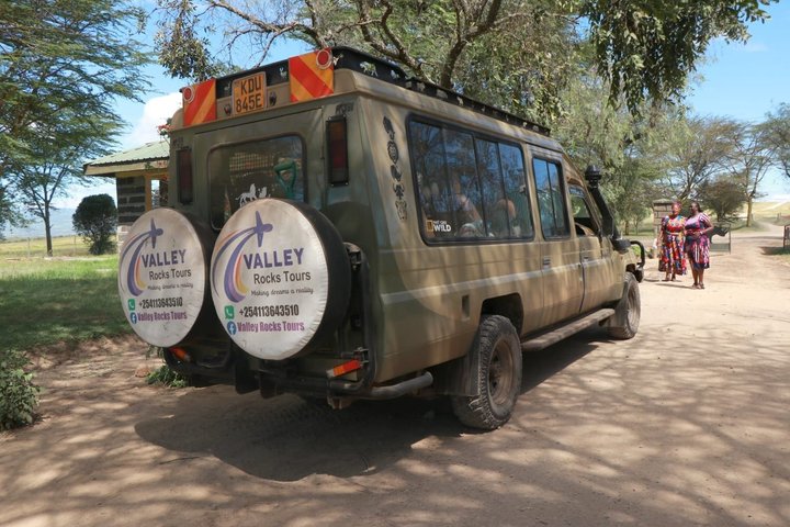 Half Day Guided Tour in Nairobi National Park With 4*4 Vehicle