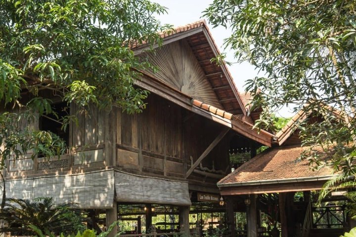 Vientiane: 100% Private & Personalized City Tour with Car & Guide