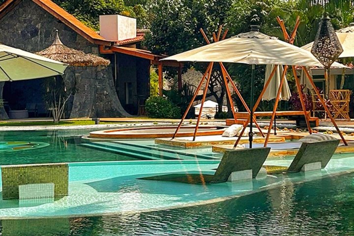 Wellness Day Pass: Private Tipi, Pool & Breakfast in El Laurel