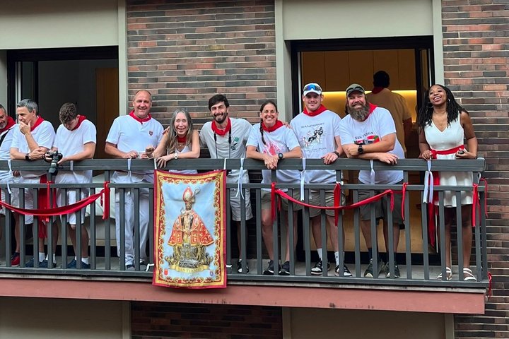 VIP San Fermin : Balcony in Estafeta, Churros y Gigantes
