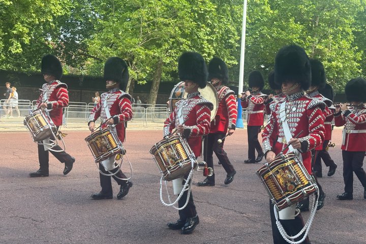Buckingham Palace Entrance Ticket & Changing of the Guard Tour
