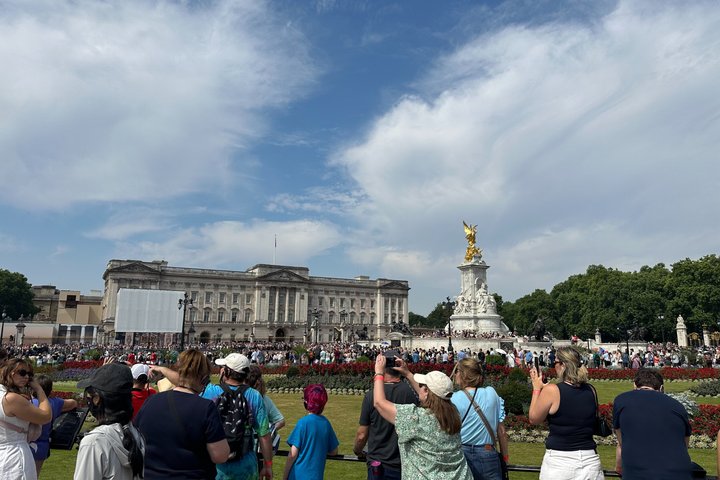 Buckingham Palace Entrance Ticket & Changing of the Guard Tour