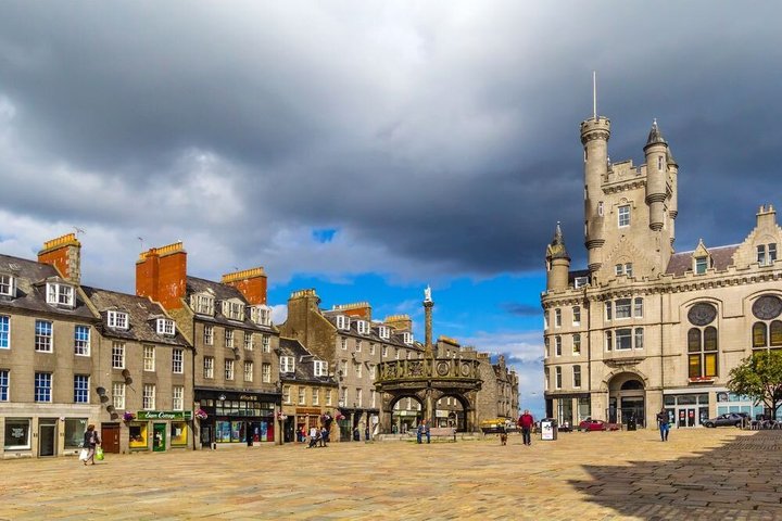 Explore Aberdeen City with private transport
