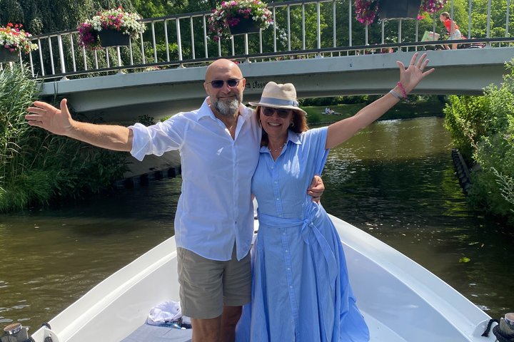 Leiden Private Canal Boat Tour with Drinks and Snacks