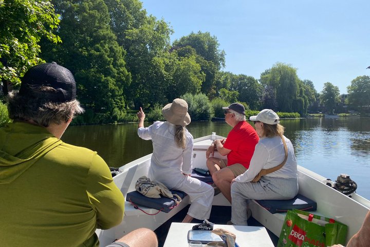 Leiden Private Canal Boat Tour with Drinks and Snacks