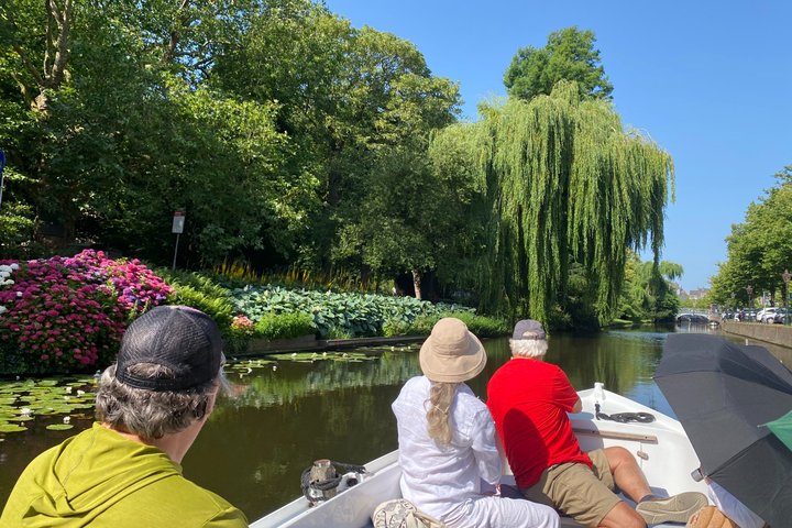 Leiden Private Canal Boat Tour with Drinks and Snacks