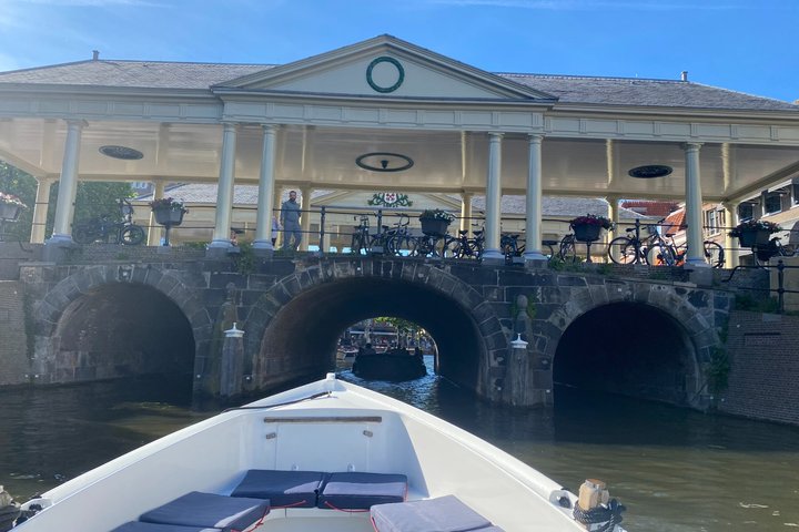 Leiden Private Canal Boat Tour with Drinks and Snacks