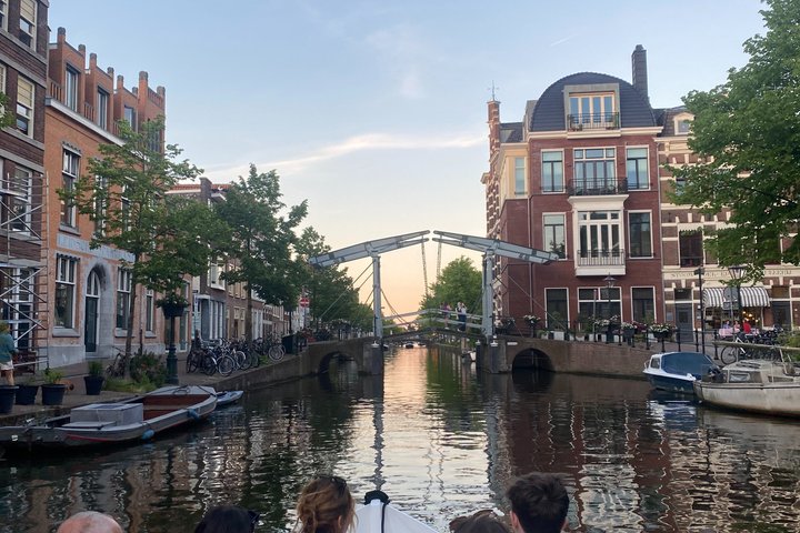 Leiden Private Canal Boat Tour with Drinks and Snacks