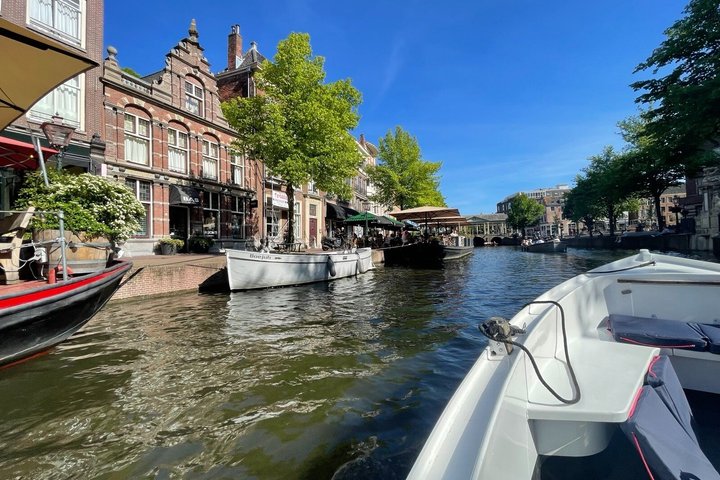 Leiden Private Canal Boat Tour with Drinks and Snacks