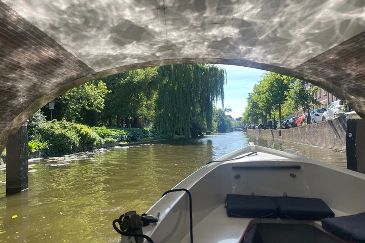 Leiden Private Canal Boat Tour with Drinks and Snacks