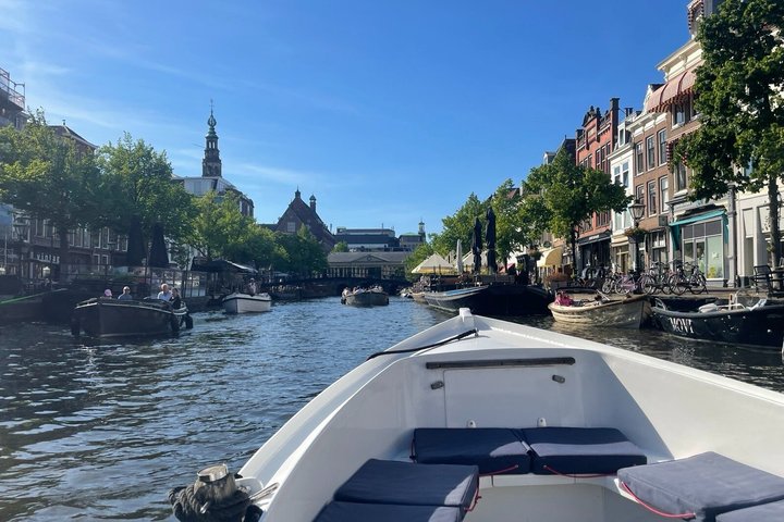 Leiden Private Canal Boat Tour with Drinks and Snacks