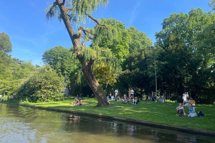 Leiden Private Canal Boat Tour with Drinks and Snacks