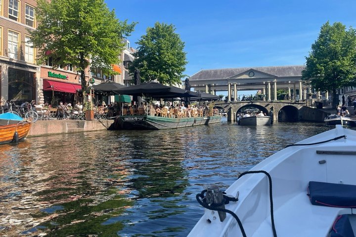 Leiden Private Canal Boat Tour with Drinks and Snacks