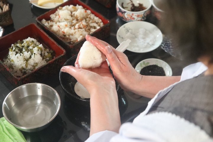 Local Market Tour and Home Cooking with Grandma