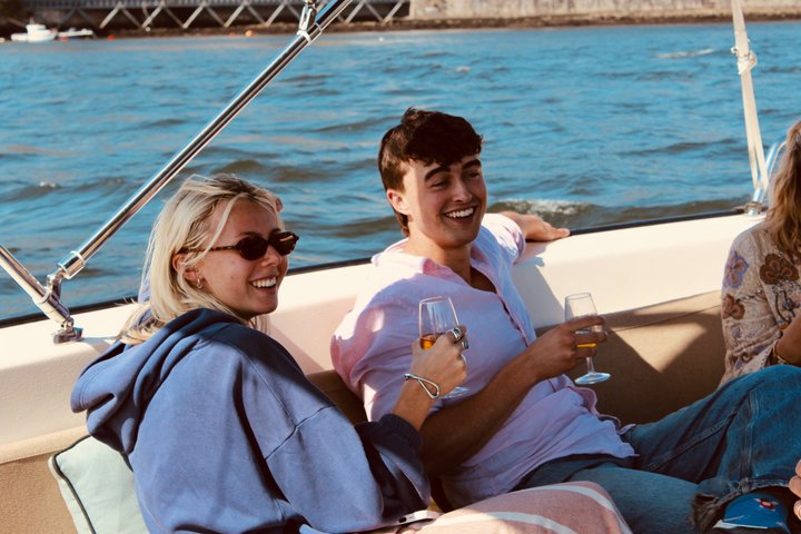 Porto: Douro Small Group Boat Cruise with Port Wine and Snacks