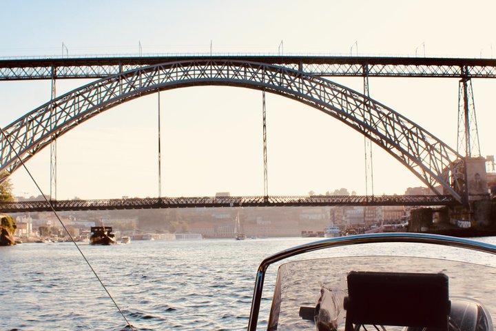 Porto: Douro Small Group Boat Cruise with Port Wine and Snacks