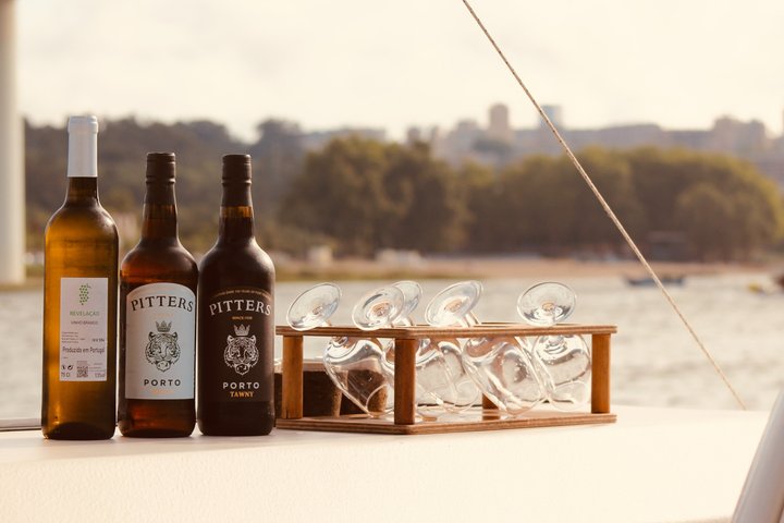 Porto: Douro Small Group Boat Cruise with Port Wine and Snacks