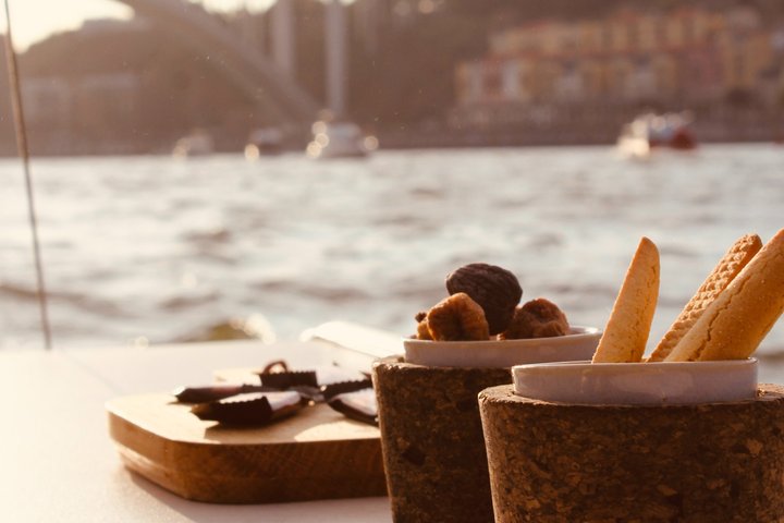 Porto: Douro Small Group Boat Cruise with Port Wine and Snacks