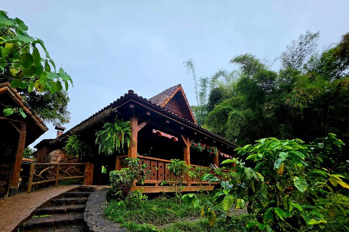 Full Day Poas Volcano, La Paz Waterfall Gardens and Coffee Plantation Experience