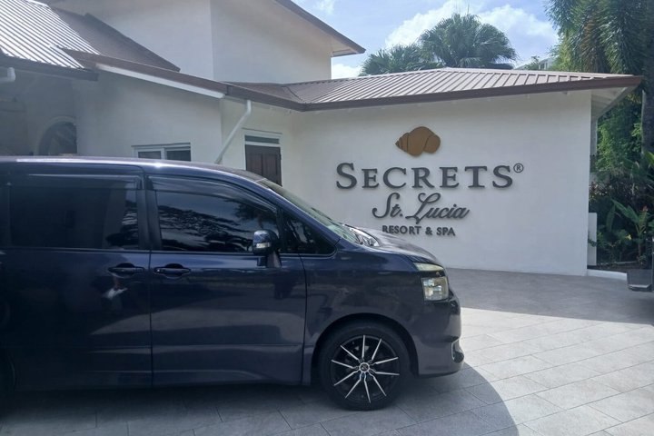 St Lucia: Hewannora (UVF) Private Airport Transfer