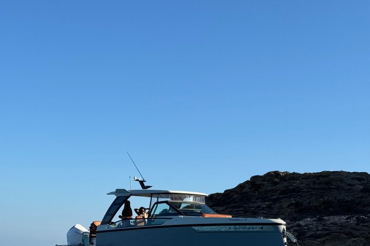 Luxury Private Boat Tour in Ios with the Saxdor 320